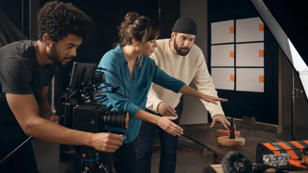 Equipe de produção audiovisual grava um anúncio curto em estúdio