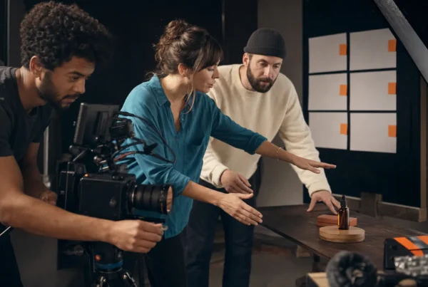Equipe de produção audiovisual grava um anúncio curto em estúdio