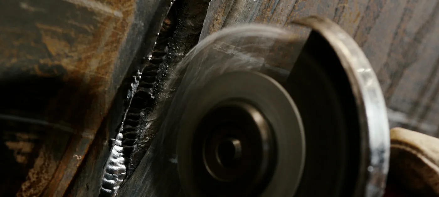 Detalhe do trabalho industrial na fabricação das estruturas da Windar Brasil.