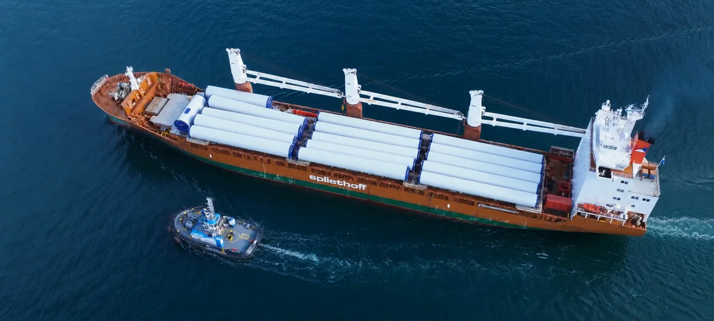 Navio transportando seções de torres eólicas no filme principal da Windar Brasil.